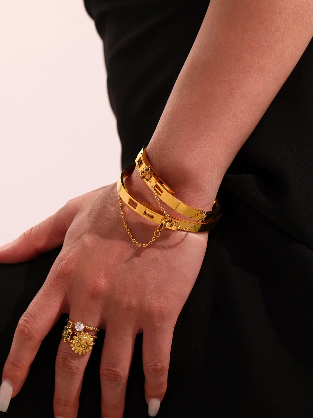 Pulsera rígida dorada de acero inoxidable para mujer