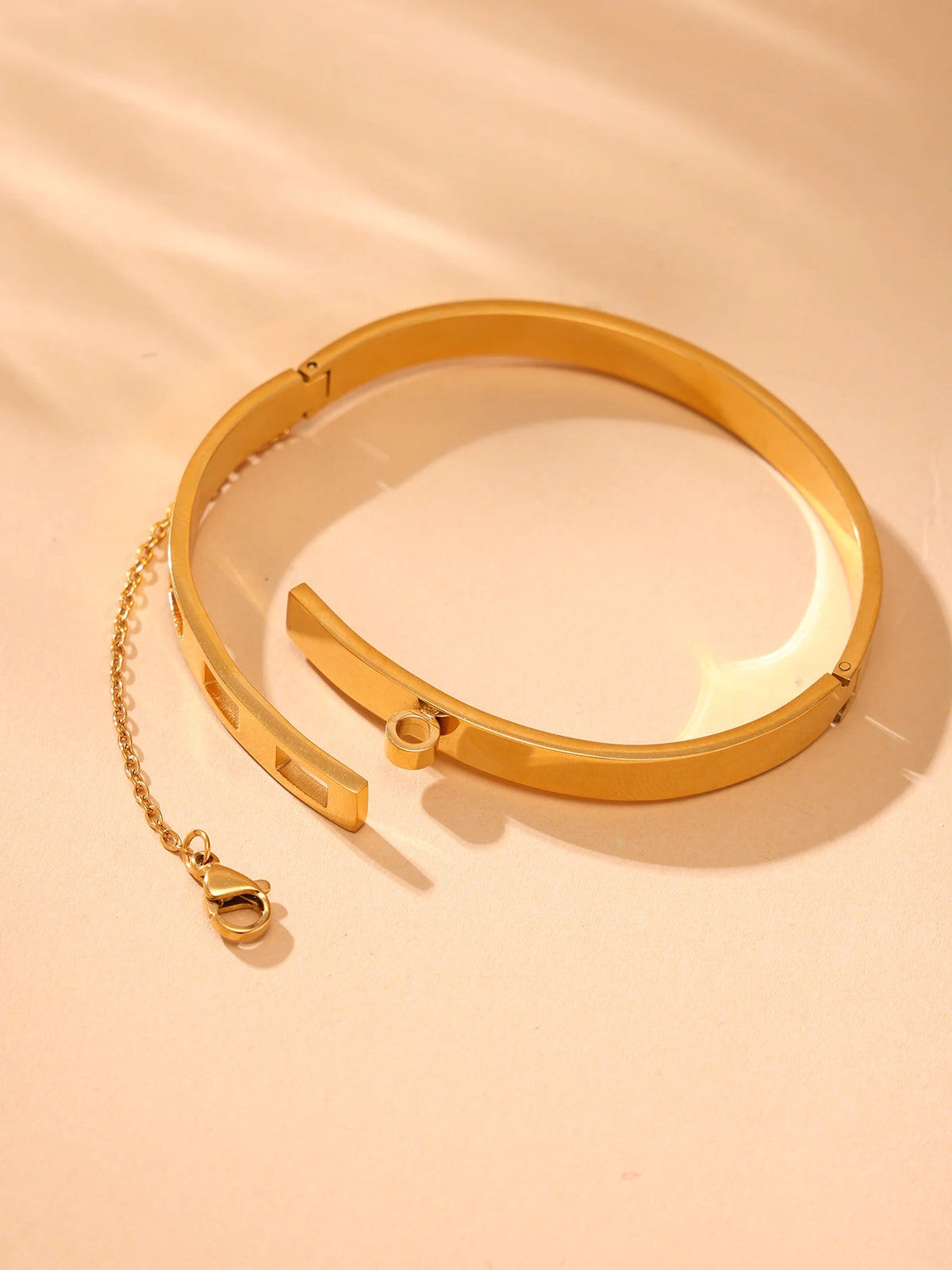 Pulsera rígida dorada de acero inoxidable para mujer