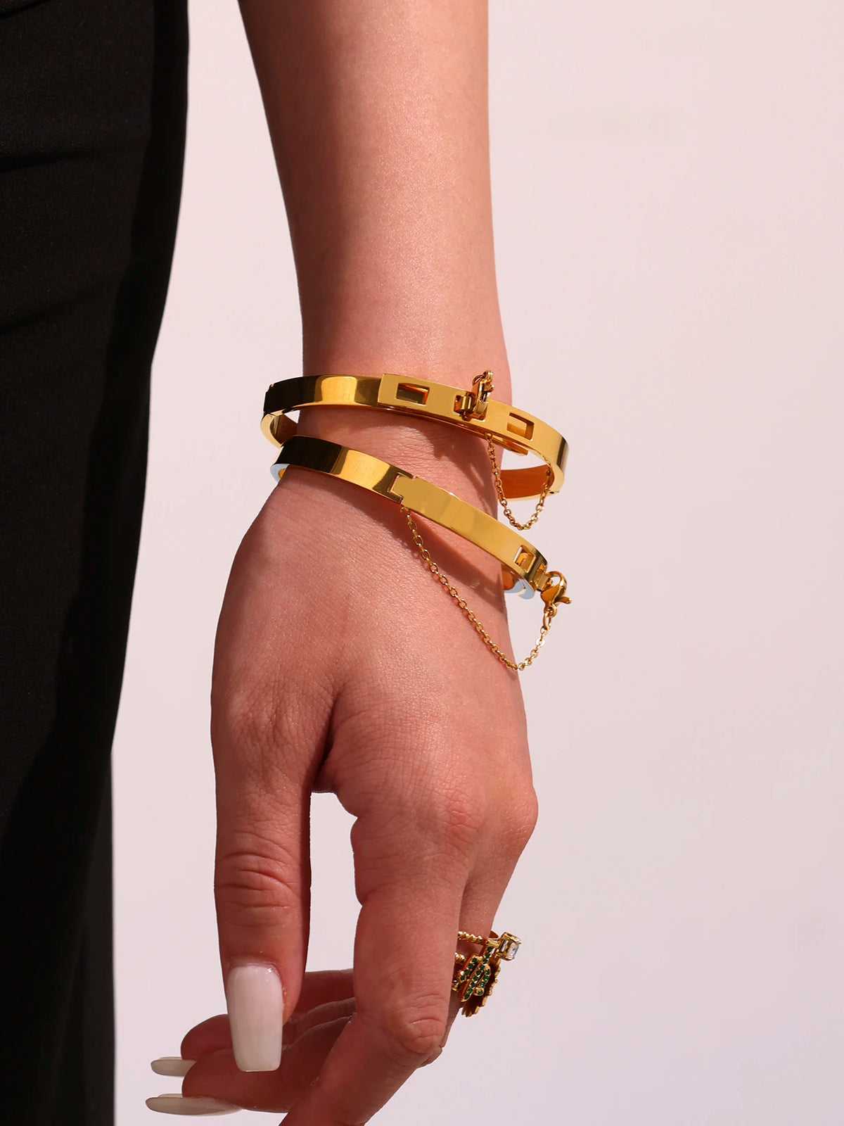 Pulsera rígida dorada de acero inoxidable para mujer